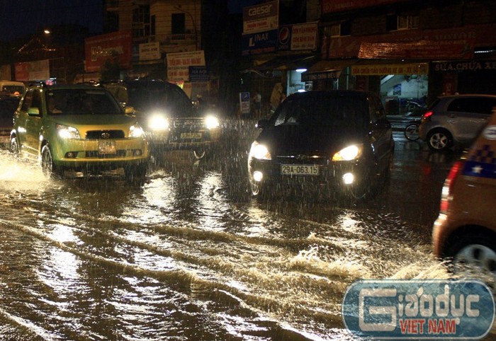 Sau cơn mưa lớn cuối giờ chiều ngày (14/6), một số tuyến phố lớn của Hà Nội ngập trong nước.